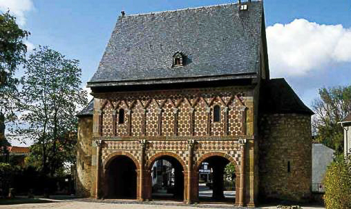 karolingisch_poortgebouw_van_de_abdij_van_lorsch.jpg